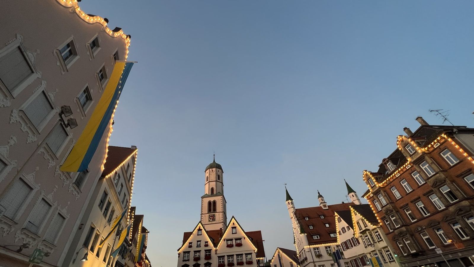 Beleuchteter Marktplatz am Abend