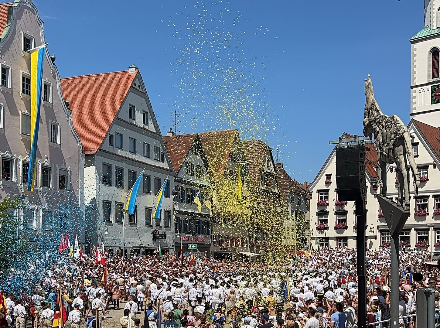 Blaues und gelbes Konfetti über dem Biberacher Marktplatz beim Festumzug