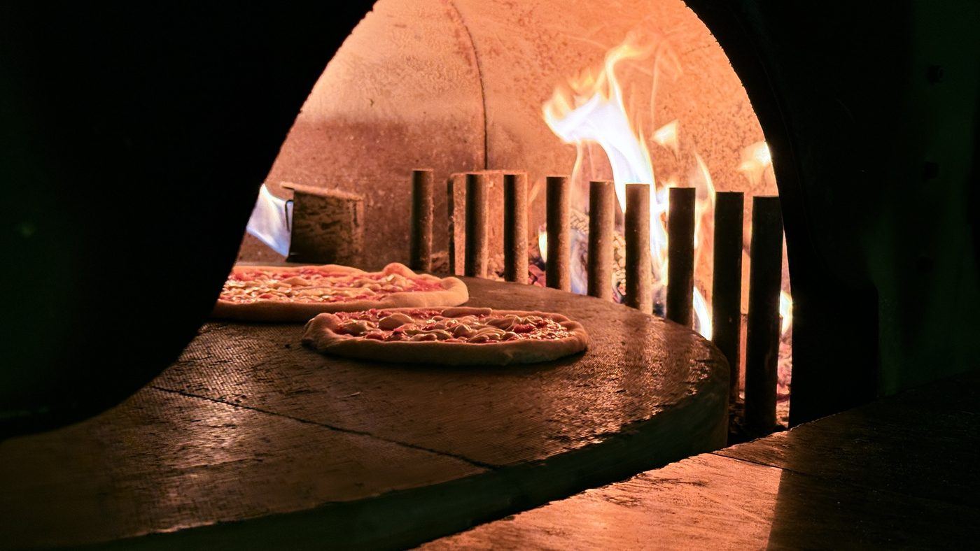 Pizza im Holzofen