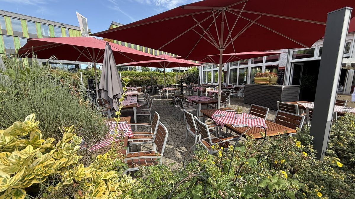 Terrasse mit Blumenbeeten