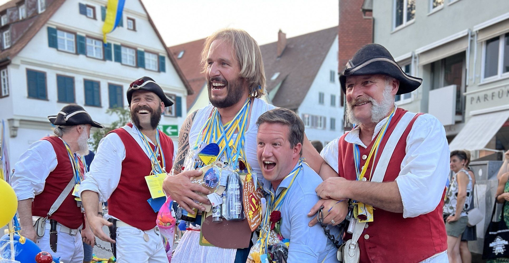 Ausgelassene Freude mit der Räuberbande beim Umzug in Biberach